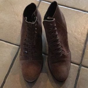 Loveland (cutout ankle boot)